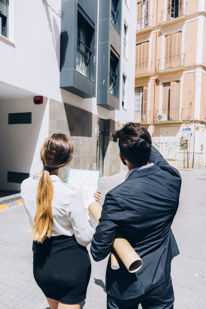 Jair Matías: Tu personal shopper inmobiliario 1 agentes inmobiliarios de espaldas en el trabajo
